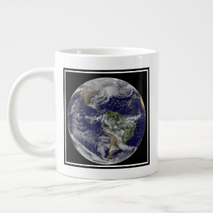 Grande Tasse Terre Pleine Montrant Une Puissante Tempête D'Hive