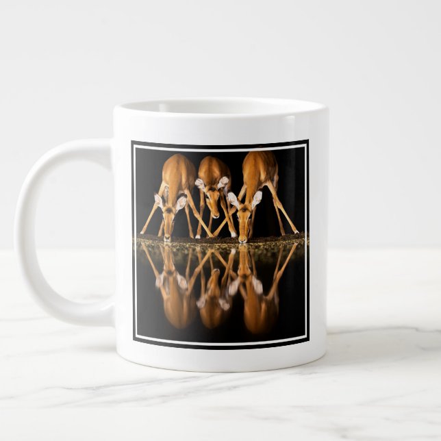 Grande Tasse Trois impalas boivent ensemble la nuit (Gauche)