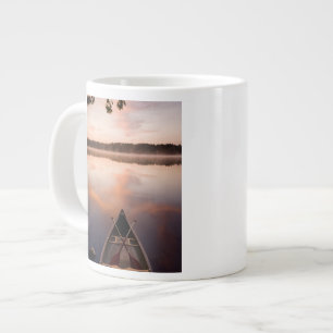 Grande Tasse Un canoë repose sur la rive du lac Pawtuckaway