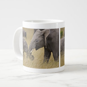 Grande Tasse Un éléphant d'Afrique paissant dans les champs