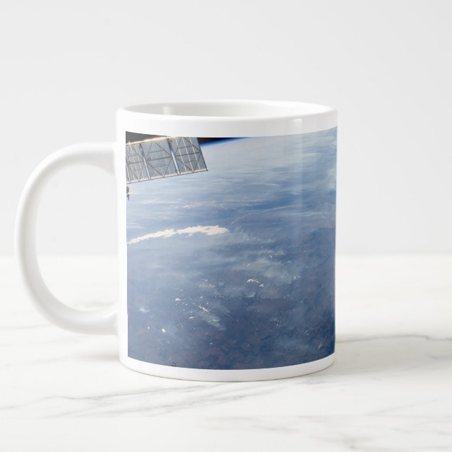 Grande Tasse Une Bombe De Fumée Sur L'Afrique Tropicale Du Sud. (Gauche)