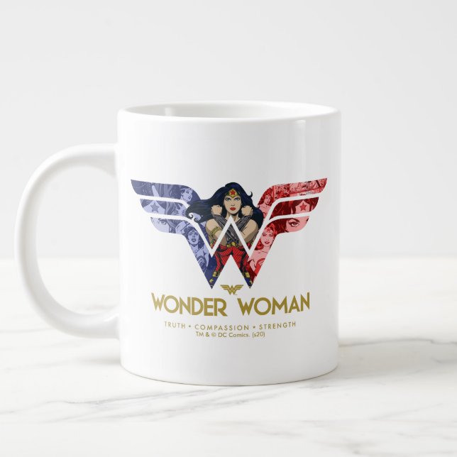 Grande Tasse Wonder Woman Crossed Arms dans le logo collage (Gauche)