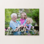 Grandkids bringen Joy-Foto<br><div class="desc">Großkinder erfreuen sich an der modernen Kalligraphie-Schriftzeichen-Handschrift und san-Serifentypografie mit Ihrem Lieblings-Foto-Puzzle.</div>