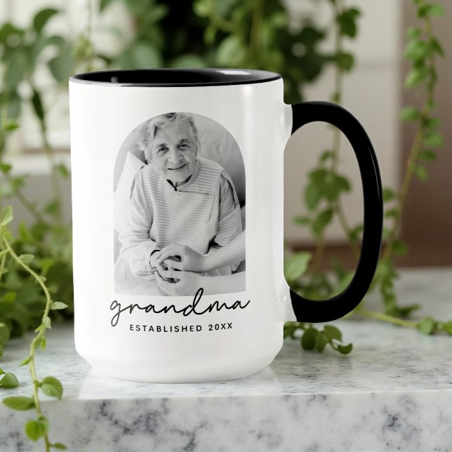 Grandma Established 20XX Modern Simple Photo Tasse (Von Creator hochgeladen)