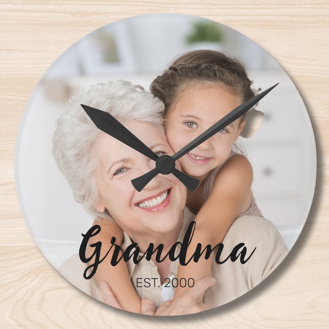 Grandma Established Modern Script Photo Runde Wanduhr (Von Creator hochgeladen)