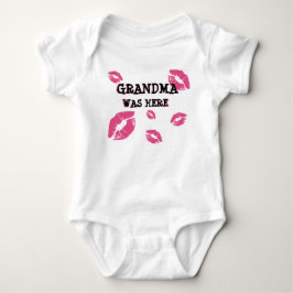 GRANDMA WAR HIER BABY KISSES BABY STRAMPLER