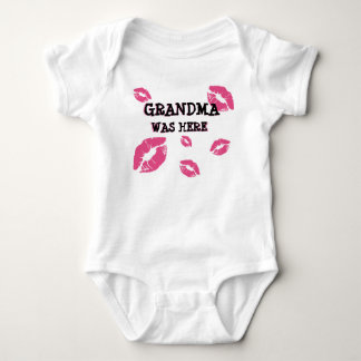 GRANDMA WAR HIER BABY KISSES BABY STRAMPLER