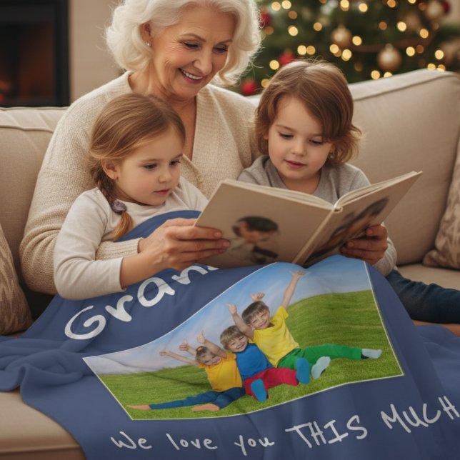 Grandma We Love You This Much Photo Christmas Gift Fleecedecke (Von Creator hochgeladen)