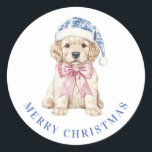 Grandmillennial Christmas Puppy Runder Aufkleber<br><div class="desc">Dieser Weihnachtsaufkleber hat einen Weihnachtswelpen mit einer Chinoiserie-Weihnachtsmannmütze. Sie können mit Ihrer Nachricht personalisieren.</div>