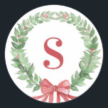 Grandmillennial Christmas Wreath Monogram Foto Runder Aufkleber<br><div class="desc">Dieser Weihnachtsaufkleber hat einen Kranz mit einem roten Monogramm-Initial. Sie können mit Ihrem ersten personalisieren.</div>