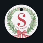 Grandmillennial Christmas Wreath Monogram Geschenkanhänger<br><div class="desc">Dieses Weihnachtsschild hat einen Kranz mit einem roten Monogramm-Initial. Sie können mit Ihrem Initial und Namen personalisieren.</div>