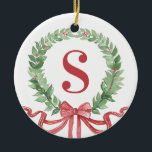 Grandmillennial Christmas Wreath Monogram Keramik Ornament<br><div class="desc">Dieser Weihnachtsschmuck hat einen Kranz mit einem roten Monogramm-Initial. Sie können mit Ihrem ersten personalisieren.</div>