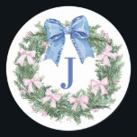 Grandmillennial Christmas Wreath Mpnogram Runder Aufkleber<br><div class="desc">Dieser Weihnachtsaufkleber hat einen Weihnachtskranz mit rosa und blauen Bögen. Sie können mit Ihrem Initial und einem Namen personalisieren.</div>