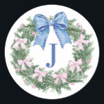 Grandmillennial Christmas Wreath Mpnogram Runder Aufkleber<br><div class="desc">Dieser Weihnachtsaufkleber hat einen Weihnachtskranz mit rosa und blauen Bögen. Sie können mit Ihrem Initial und einem Namen personalisieren.</div>