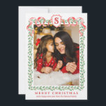 Grandmillennial Holly Christmas Monogram Card Einladung<br><div class="desc">Diese Weihnachtskarte hat ein prächtiges,  altmodisches Design mit einem holzigen Rahmen mit rotem Bogen und Wappen oben. Der untere Teil hat einen roten Text,  der "Frohe Weihnachten" sagt. Sie können mit einem Namen und Ihrem Initial personalisieren. Der Rücken hat ein koordinierendes,  holzgestreiftes Muster.</div>