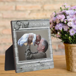 Grandpa Erste Vatertag Foto Rustikales graues Holz Fotoplatte<br><div class="desc">Ein einfaches und unvergessliches Geschenk für den neuen Großvater personalisiert mit seinem Lieblings-Foto mit dem Baby.</div>