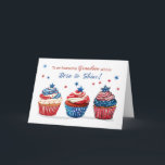 Grandson Birthday am 4. Juli Freedom Patriotic Karte<br><div class="desc">Diese fröhliche Geburtstagskarte ist voll von patriotischem Geist, mit drei handgezeichnet Kuchen in Rot, Weiß und Blau mit Sternakzenten dekoriert. Das spielerische Design Anzug perfekt zum Geburtstag eines Enkels zum Unabhängigkeitstag, der Feiern und Stolz vermischt. Die erste Botschaft ehrt einen Enkel, der geboren auf diesen besonderen Urlaub strahlt, während das...</div>