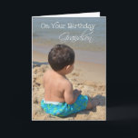 Grandson Birthday, Junge am Strand Karte<br><div class="desc">Eine Geburtstagskarte für einen Großsohn mit einem Foto eines dunkelhaarigen Jungen mit hellblauen Hosen,  der im Sand am Strand mit etwas weiter entferntem Wasser sitzt.</div>