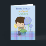 Grandson Special Happy Birthday Boy mit Cupcake Karte<br><div class="desc">Eine süße Karte für einen Special Grandson, mit blauem Hintergrund mit kariertem Unterblau und einem süßen kleinen Jungen mit blauem und gelbem Shirt und Jeans. Vor dem kleinen Jungen gibt es einen grünen Kuchen und herumschwebende Ballons. Junge und cupcake originelles Design von Cheryl Seslar bei Digital Craft Supplies, Balloons Original...</div>