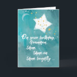 Grandson Tween oder Teen Birthday Night Sky Bright Karte<br><div class="desc">Lass deinem Enkel,  was für ein glänzender Stern er mit dieser Nachthimmel-Geburtstagskarte ist. Ein Mond und viele Sterne reihen den kunstvoll aussehenden Grunge-Hintergrund ab,  aber ein Stern ist größer und heller als die ganze Erholung. Perfekte Karte für den zwischen,  Teenager oder jungen erwachsenen Enkel.</div>