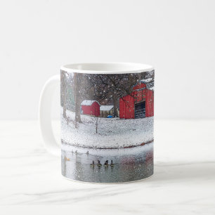 Grange Rouge Dans La Mug De Café Peint De Neige