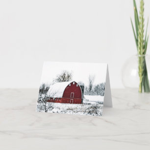 Grange rouge dans une tempête de neige