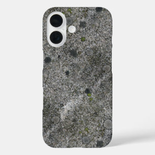 Granitfelsen grau mit grünem Moos iPhone 16 Hülle