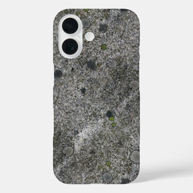 Granitfelsen grau mit grünem Moss iPhone 16 Hülle (Rückseite)