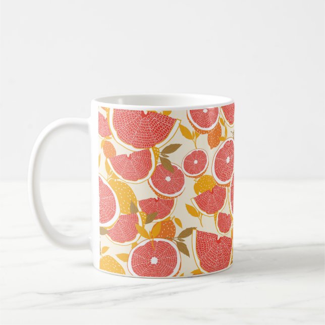 Grapefruit und halbierte Scheiben mit Blätter auf  Kaffeetasse (Links)