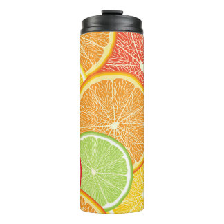Grapefruit und orange abstrakter Hintergrund. Thermosbecher
