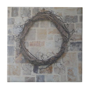Grapevine Wreath auf Steinkamin Fliese