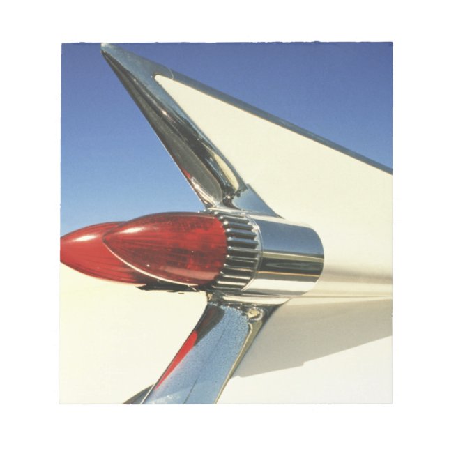 Graphic: Nah-up of fin and taillight on Notizblock (Vorderseite)