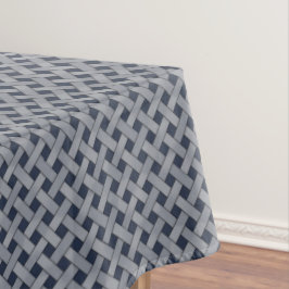 Graphic Woven Silver Rattan auf Custom Dark Blue Tischdecke