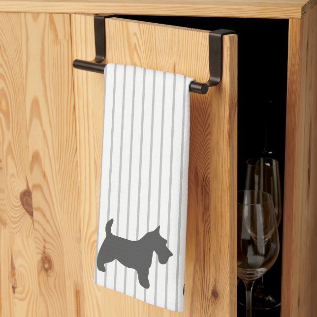 Graphite Terrier auf grauen Streifen Geschirrtuch (Drittel gefaltet)