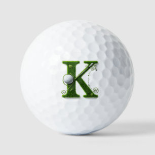 Gras-Buchstabe-Golf-Thema mit Bällen und Schlägern Golfball