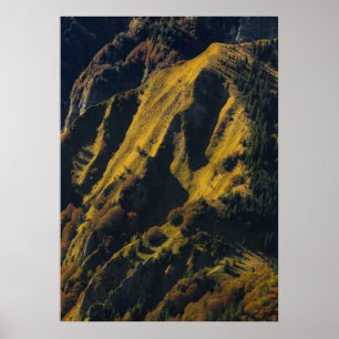 Grasbedeckter Berg im Herbst Poster