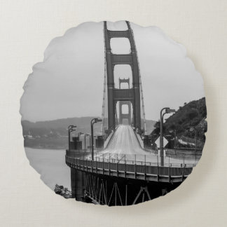 GRASCALE FOTOGRAFIE DER KABELBRÜCKE RUNDES KISSEN