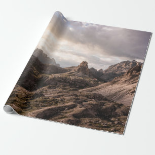 GRASFELD IN DER NÄHE VON HÜGELN UNTER BEWÖLKTEM HI GESCHENKPAPIER
