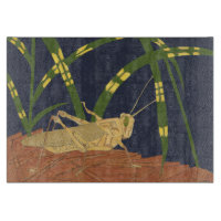 Grasshopper in grünem Gras im blauen Hintergrund