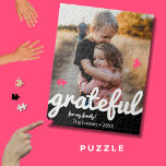 Gratea Black and White Script Custom Foto<br><div class="desc">Zieh dir ein schönes Sake-Rätsel. Fügen Sie Ihr Lieblings-Foto hinzu und passen Sie die Textbereiche an,  um es für Sie oder als Geschenk einzigartig zu machen. Design bietet ein modernes Schwarz-Weiß-Blockskript für das Wort dankbar.</div>
