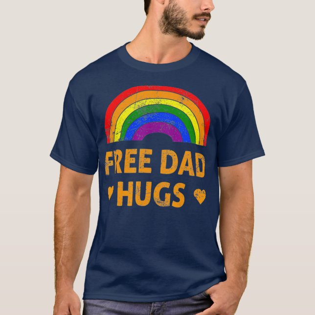 Gratis Vater Hugs LGBTQ Gay Lesbian Pride Monat T-Shirt (Vorderseite)