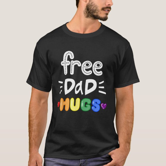 Gratis Vater Hugs LGBTQ Pride Rainbow Lesbian Gay  T-Shirt (Vorderseite)