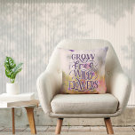 Gratis Wildtiere Blume Boho Botanical Quote wachse Kissen<br><div class="desc">Intumieren Sie Ihre Zuhause mit der Schönheit der Blume und dem Wachstumssinn durch unsere Typografie Zitat dekoratives Kissen "Grow Free Wild Blume". Dieses einmalige Kissen besticht durch ein fesselndes, blumengeschmücktes Foto-Hintergrunddesign, das die Bühne für eine tief greifende Botschaft der Freiheit und des blühend gibt. "Grow Free Wild Blume" schmückt das...</div>