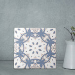 Grau blaue Creme Weißes geometrisches Muster Fliese<br><div class="desc">Das originelle und wunderschöne Ziegeldesign mit einem nahtlosen Muster in den Farben Grau,  Blau,  Creme und Weiß.</div>