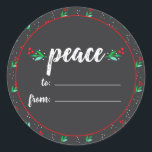 Grau Chalkboard Foliage White Peace Christmas Tag Runder Aufkleber<br><div class="desc">Dieses schöne, elegante Urlaubsdesign besticht durch handgemalte botanische Elemente in Aquarelltönen, darunter Blätter und Beeren, sowie weiße Punkte, die an Schnee erinnern, auf einem dunkelgrauen Kalkboard-Hintergrund. Das Wort "Friede" erscheint in Weiß in beliebter Typografie in einem handgeschriebenen Stil, zusammen mit "zu" und "aus" Linien in Weiß unten, wo Sie mit...</div>
