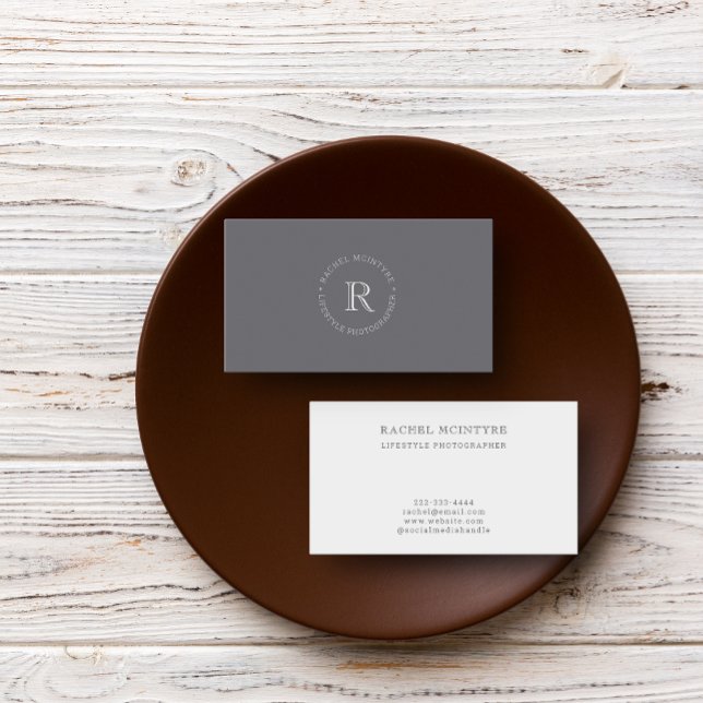 Grau | Einfache minimale EleganRound Monogram Visitenkarte (A gray business card with an elegant round monogram design.)