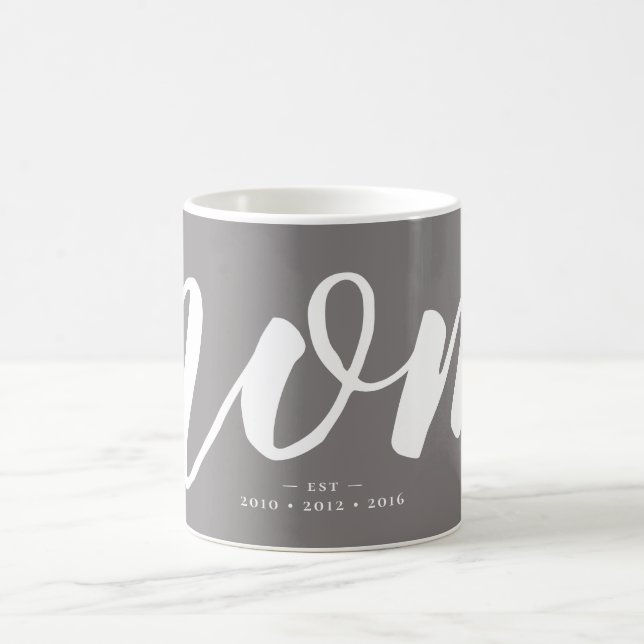 Grau | Einfache Typografie Mama EST. Mug Kaffeetasse (Mittel)