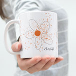 Grau orange moderne Blumenschrift weiß Kaffeetasse<br><div class="desc">Stilweiser weißer Hintergrund mit modernen gemalten Blumen und orangefarbenen Spalches. Personalisieren und fügen Sie einen Namen (x3),  geschrieben mit einem modernen handgeschriebenen Stil Skript.</div>