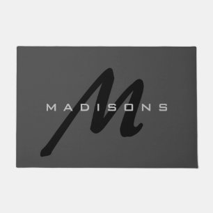 Grau Schwarz Bold Monogram Moderner Familienname Fußmatte