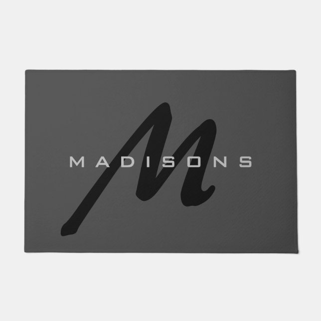 Grau Schwarz Bold Monogram Moderner Familienname Fußmatte (Vorderseite)